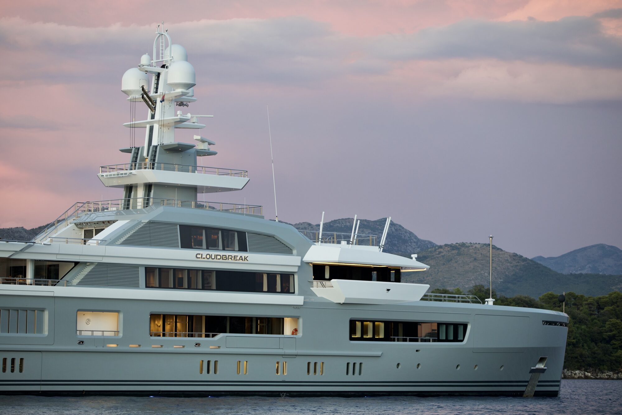 Motor Yacht CLOUDBREAK for Charter with SuperYachtsMonaco