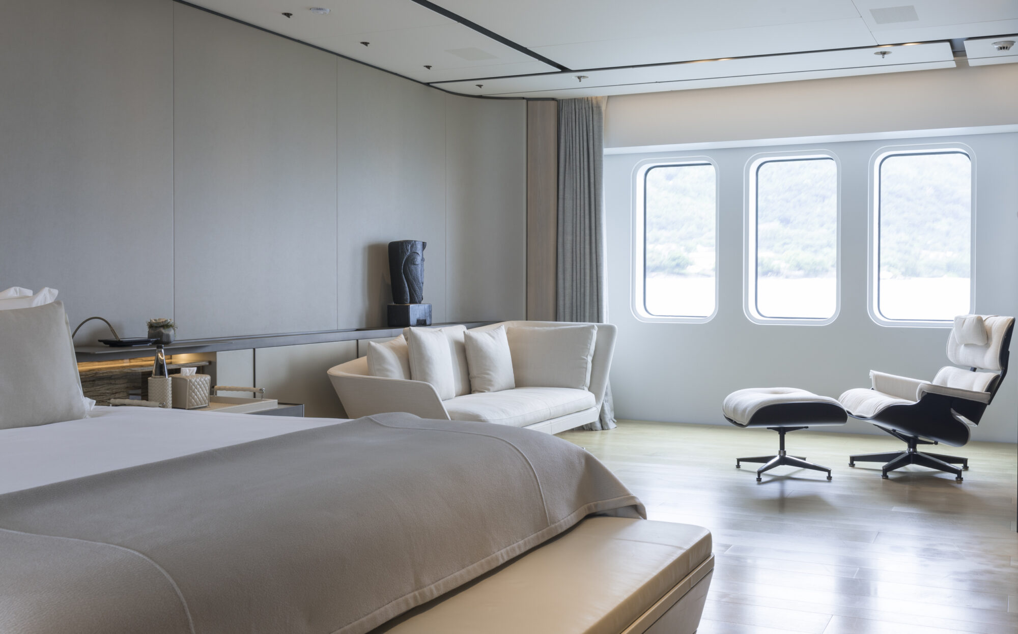 Motor Yacht CLOUDBREAK for Charter with SuperYachtsMonaco