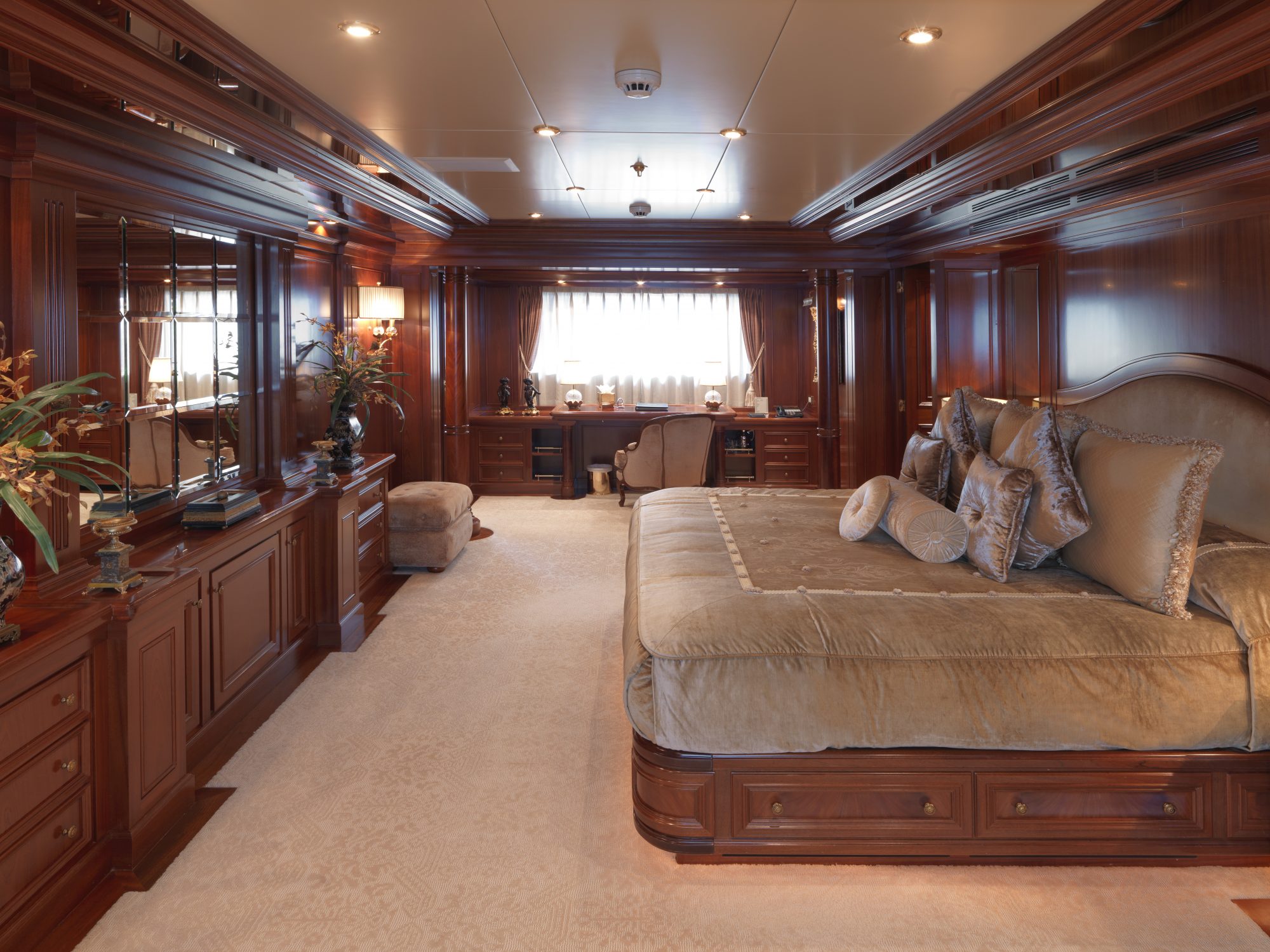 apogee yacht for charter