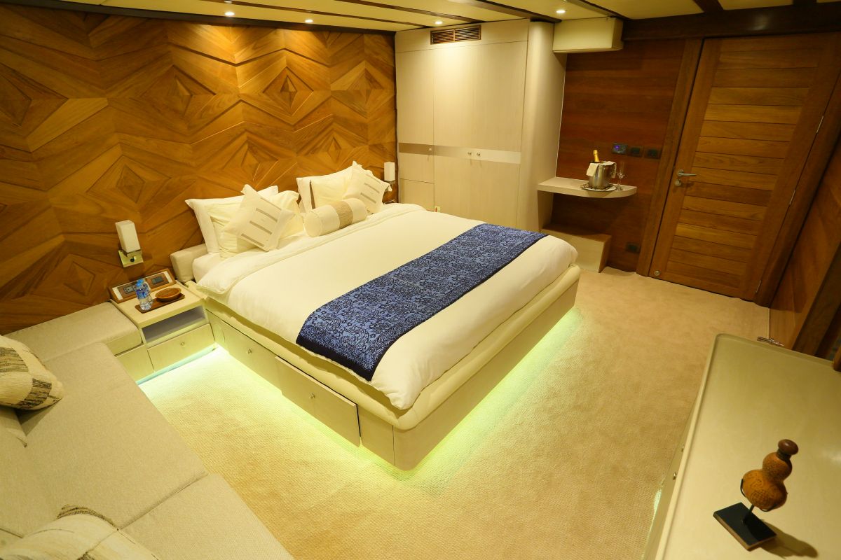 Sailing Yacht LAMIMA for Charter with SuperYachtsMonaco