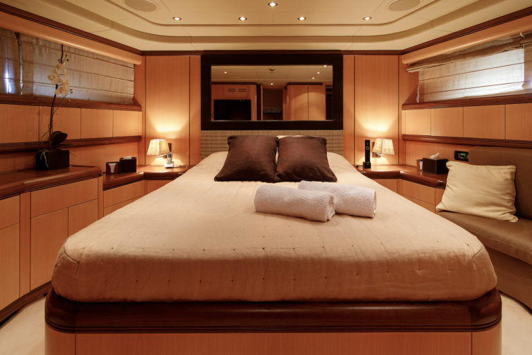 yacht for charter little zoe