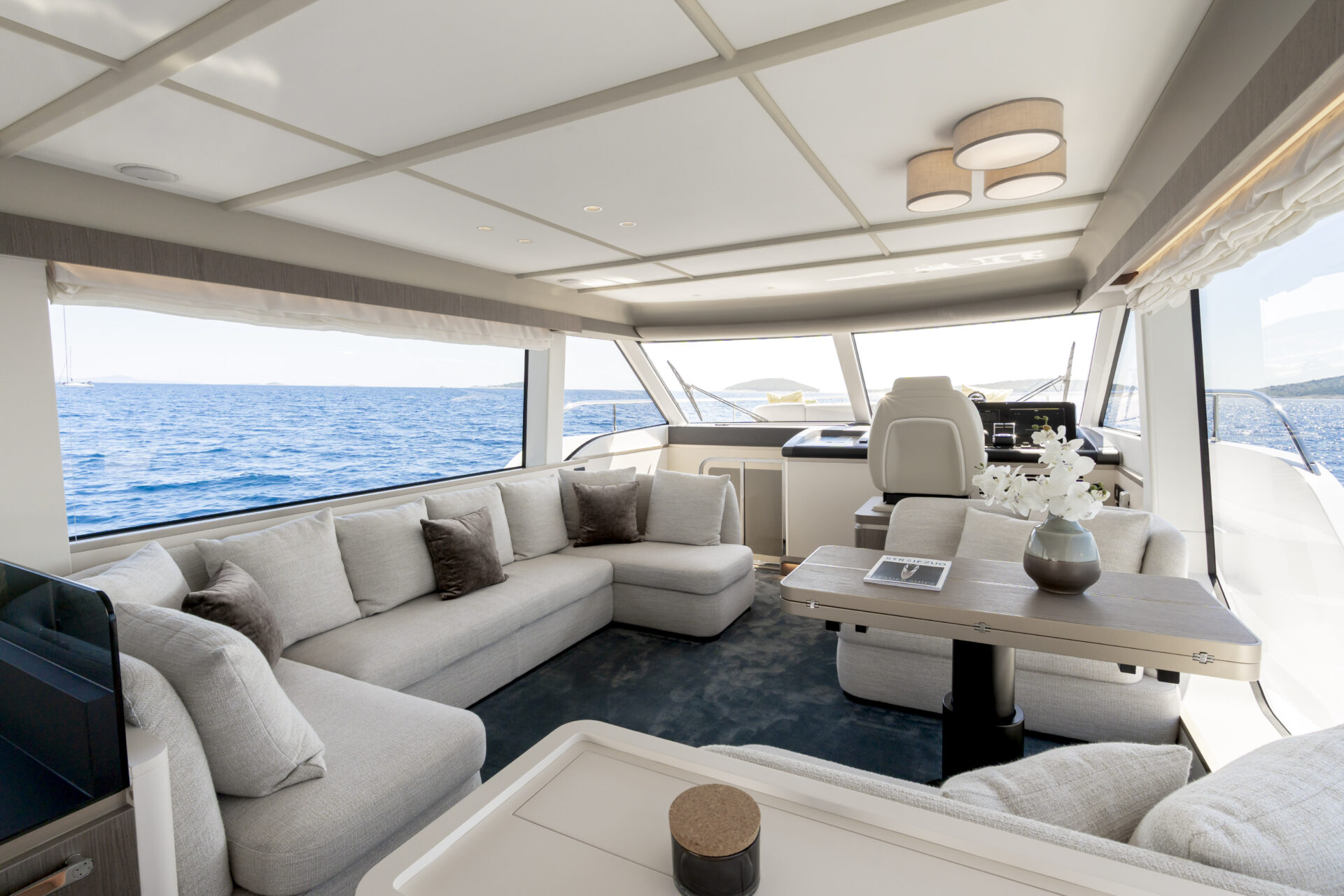 Motor Yacht OLIVIA for Charter wirth SuperYachtsMonaco