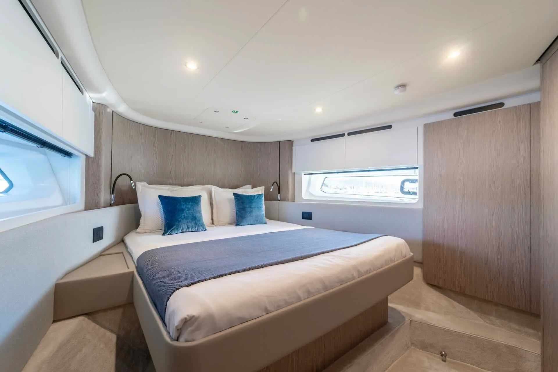 Motor Yacht LEELOO for Charter wirth SuperYachtsMonaco