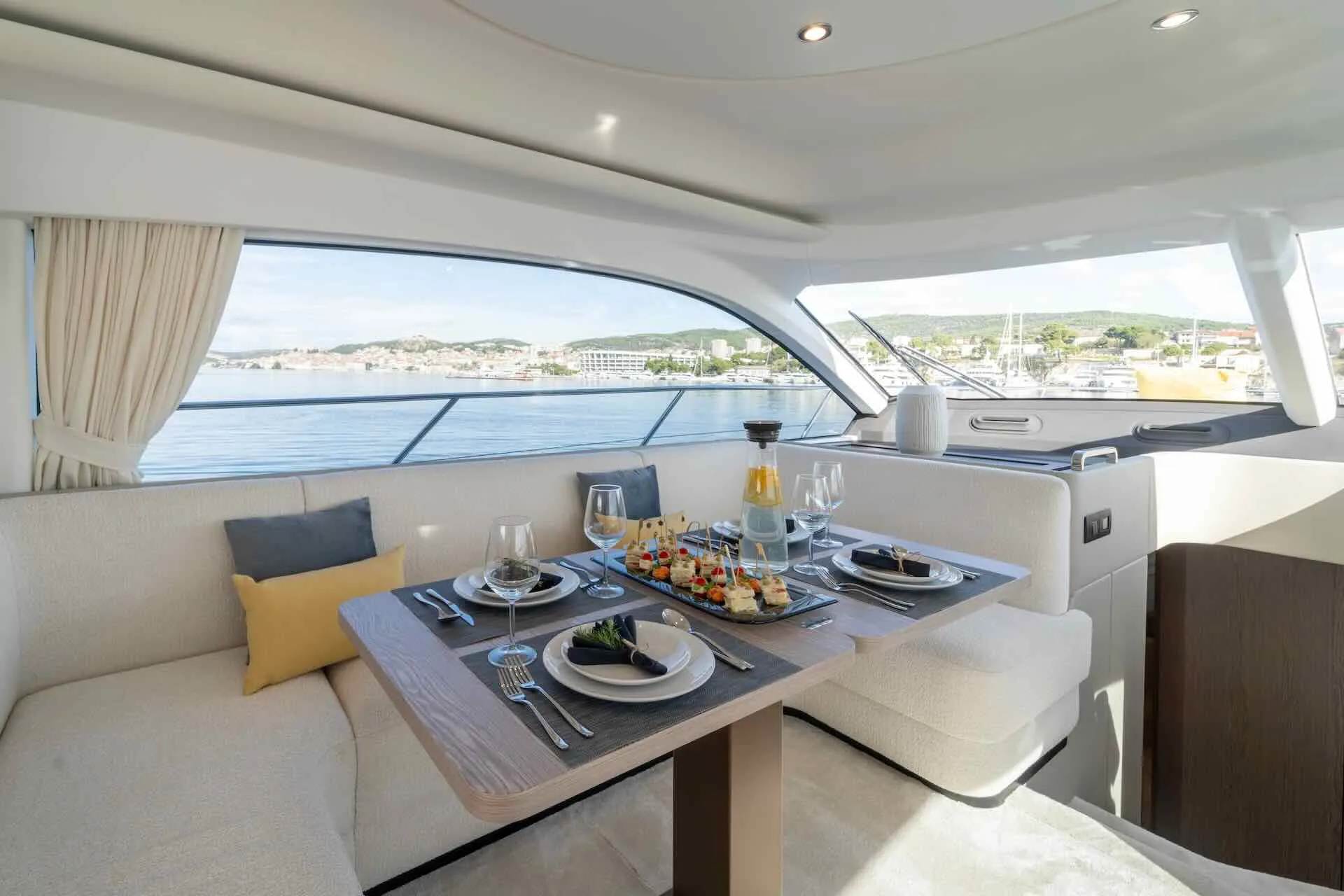 Motor Yacht LEELOO for Charter wirth SuperYachtsMonaco