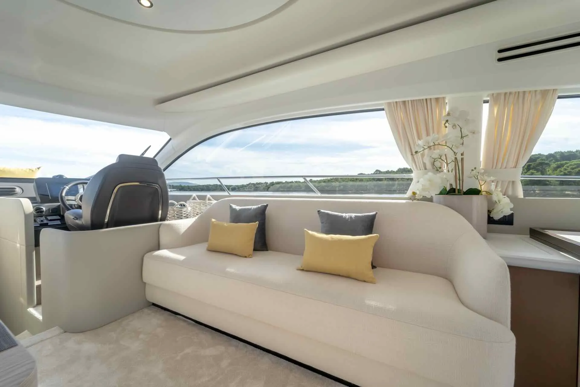 Motor Yacht LEELOO for Charter wirth SuperYachtsMonaco