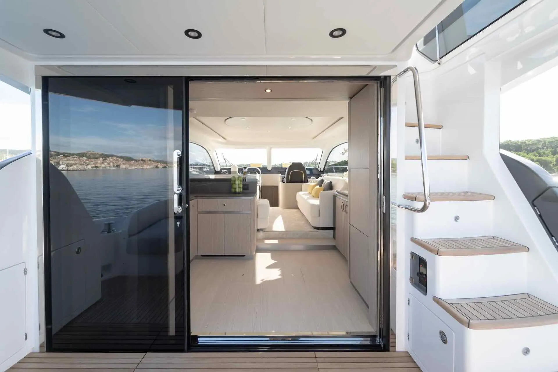 Motor Yacht LEELOO for Charter wirth SuperYachtsMonaco